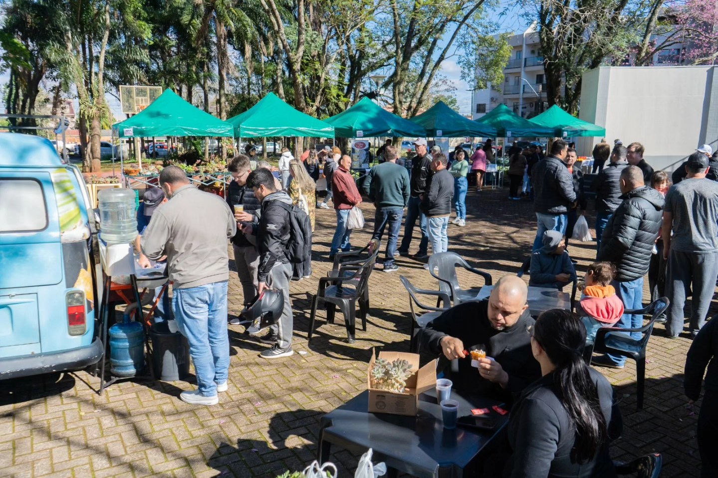 Feira na Praça Silvino Dal Bó em Santa Terezinha de Itaipu neste sábado