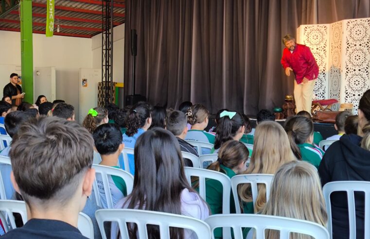 Alunos da rede municipal de Marechal Rondon assistem ao espetáculo “Um Chá de Histórias”