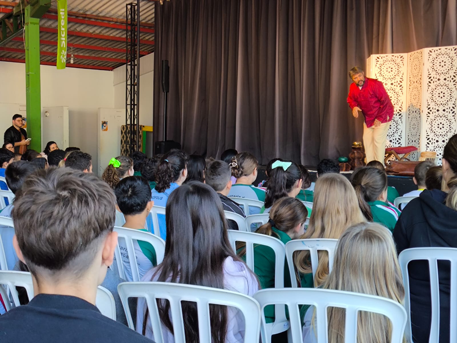 Alunos da rede municipal de Marechal Rondon assistem ao espetáculo “Um Chá de Histórias”