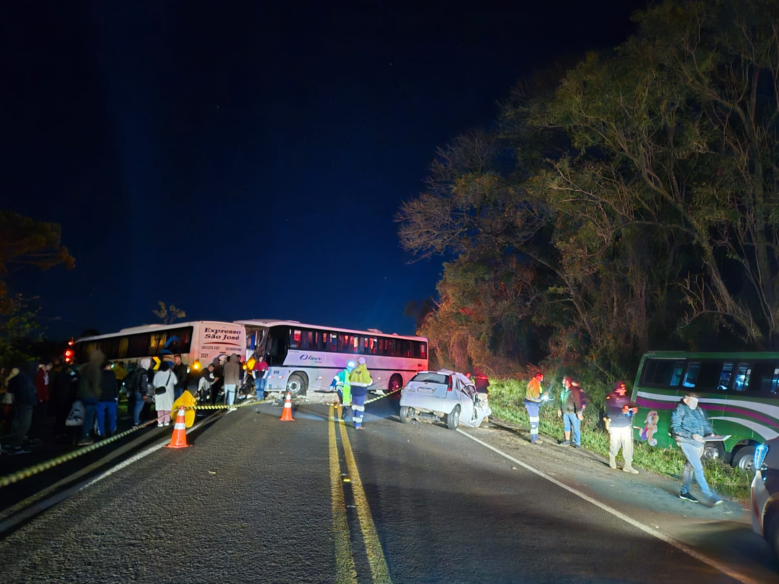 Grave acidente na BR-277 em Céu Azul deixa dois mortos e 13 feridos