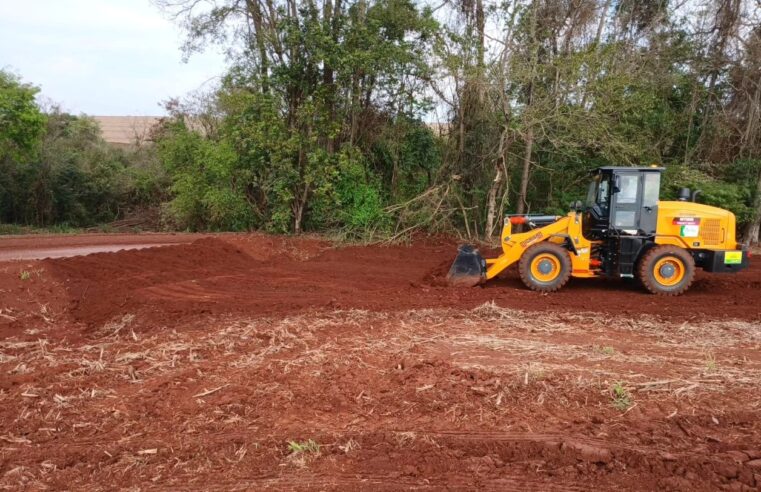 Santa Terezinha recebe pá carregadeira para produção agrícola