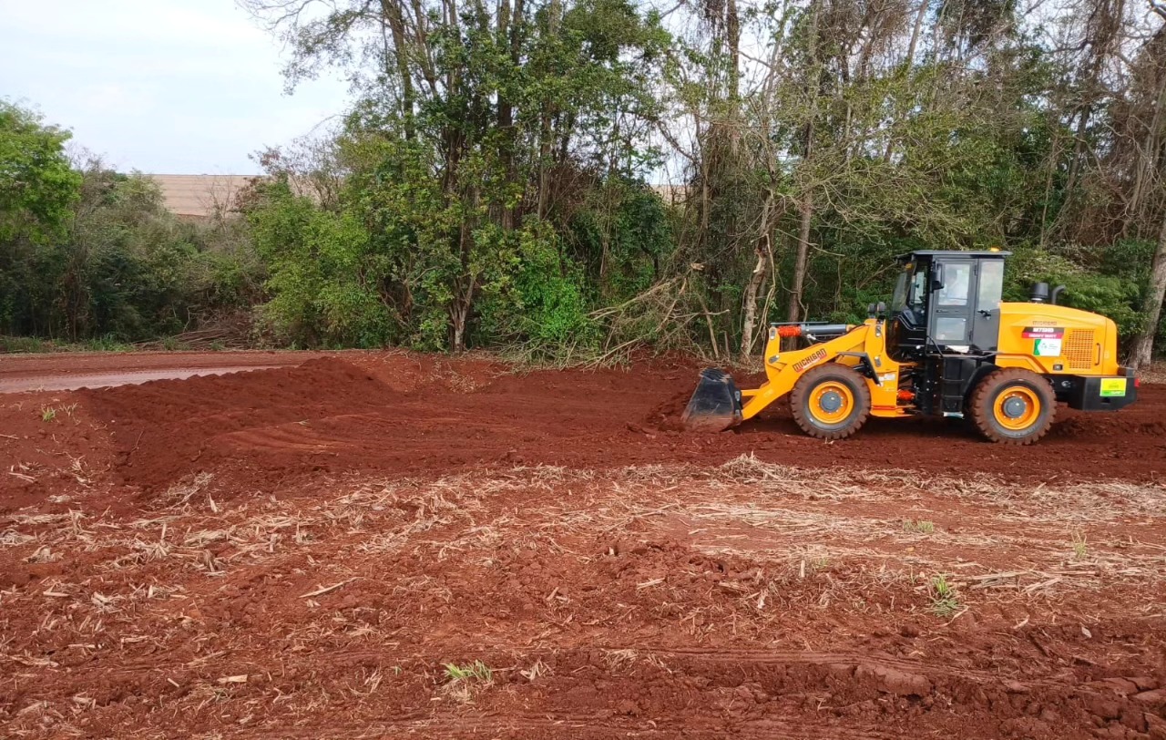 Santa Terezinha recebe pá carregadeira para produção agrícola
