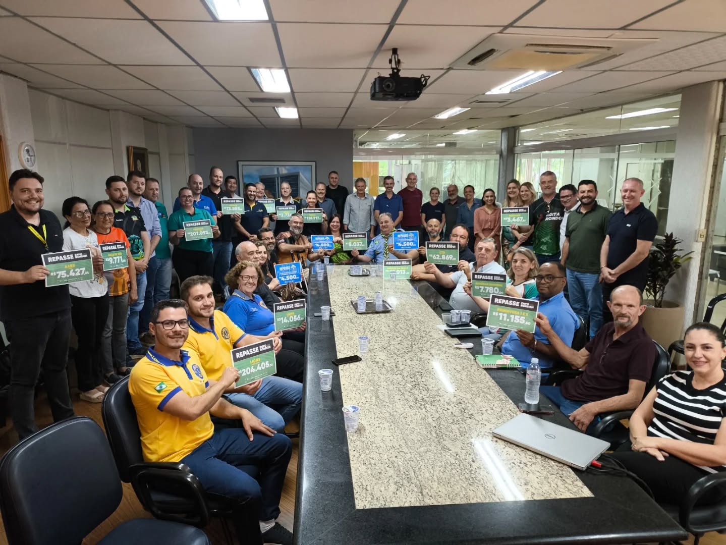 Entrega de repasses às entidades da Expo Rondon 2025