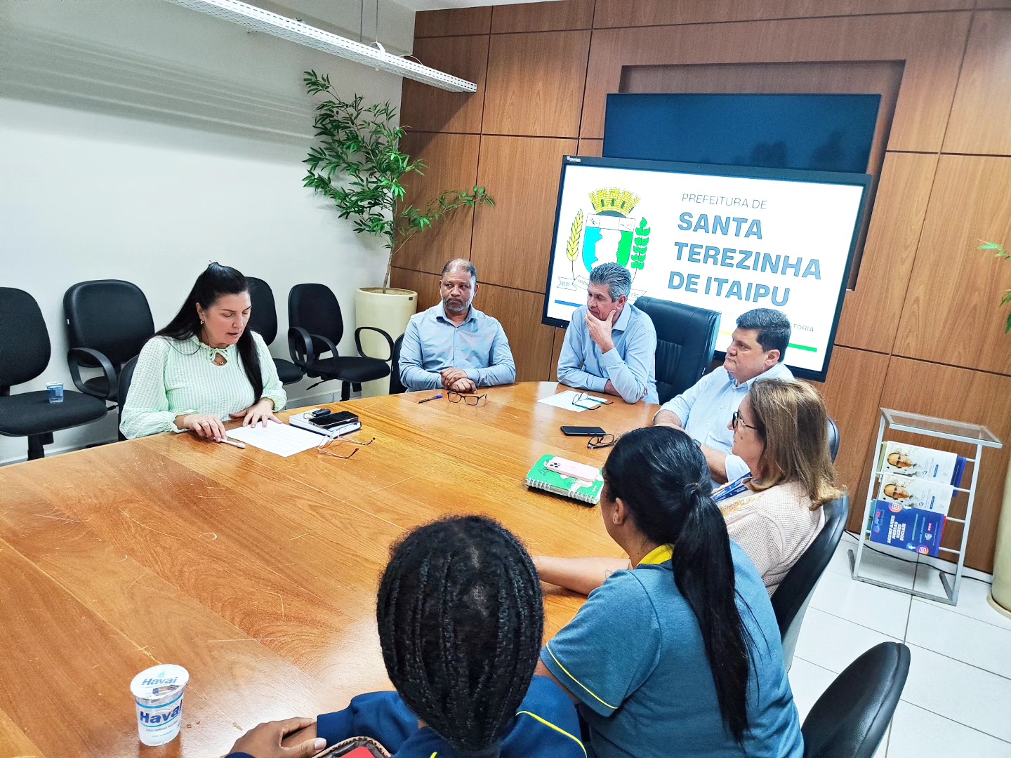 Prefeito Bim se reúne com auxiliares de serviços gerais em escolas