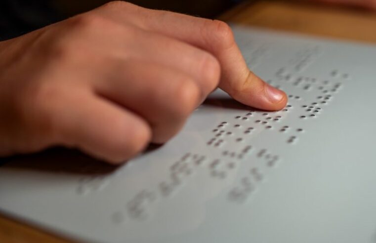 Comissão aprova uso de Braille em etiquetas de roupas e IPTU