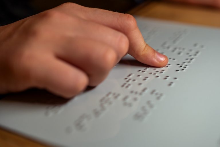 Comissão aprova uso de Braille em etiquetas de roupas e IPTU
