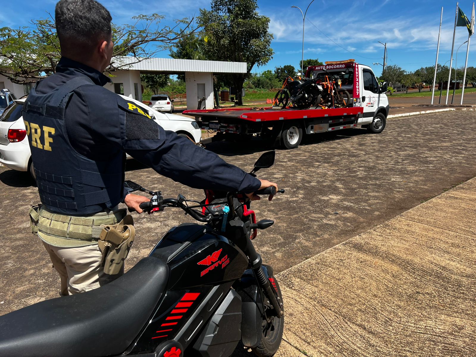 Fiscalização na Ponte Tancredo Neves resulta no recolhimento de 11 motocicletas em Foz do Iguaçu