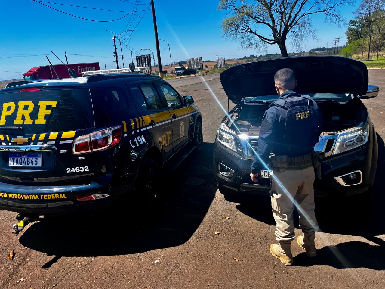 PRF recupera caminhonete roubada e prende motorista na BR-277