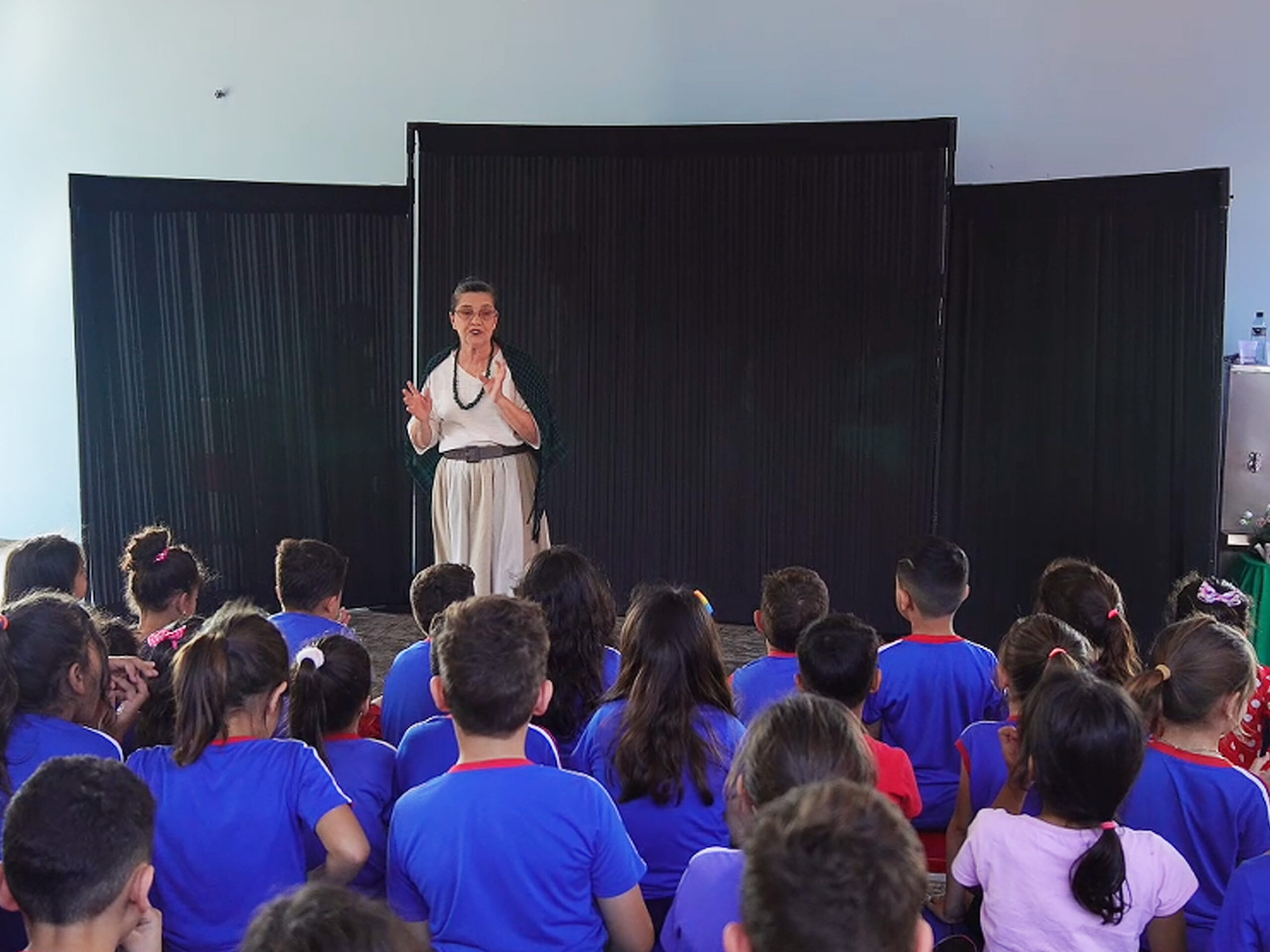 Alunos assistindo peça sobre dengue em São Miguel do Iguaçu