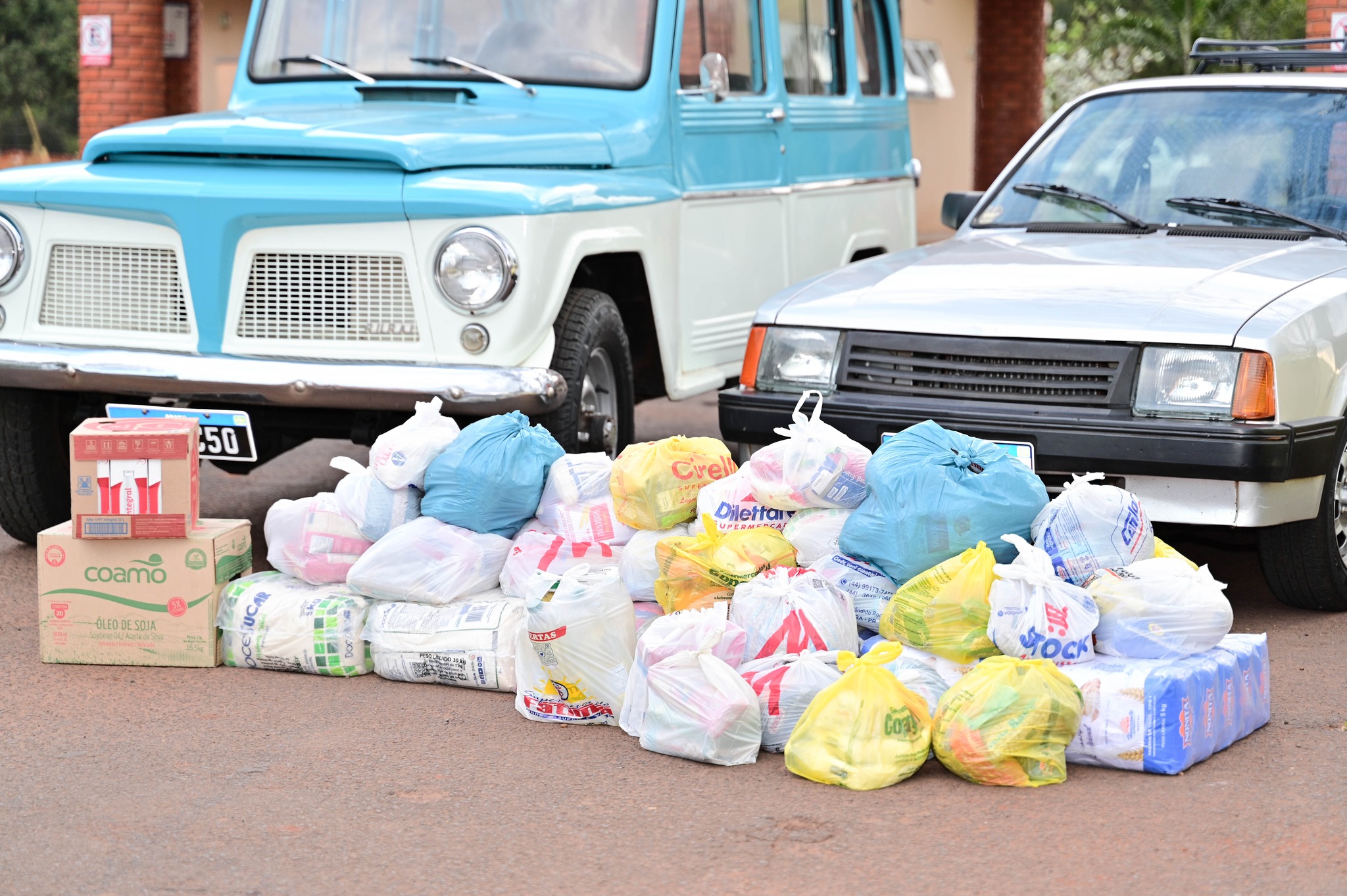 Encontro de Carros Antigos de Guaíra arrecada alimentos para entidades locais