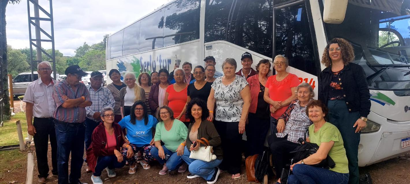 Idosos de Entre Rios do Oeste participam de viagem ao Thermas Maestro 5 Grupo de idosos no Thermas Maestro