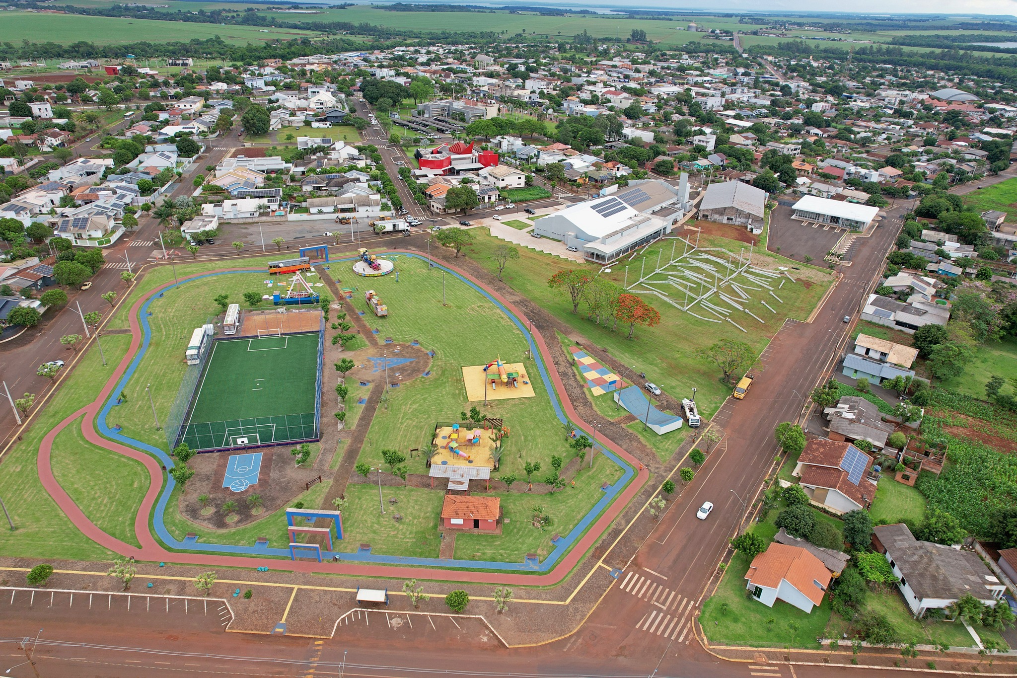 1ª Expolândia celebra os 33 anos de Itaipulândia com shows e rodeio 6 Montagem Expolândia Itaipulândia