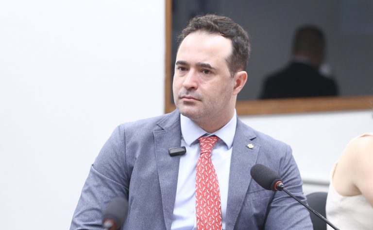 Criminalização do acorrentamento cruel de cães e gatos avança na Câmara