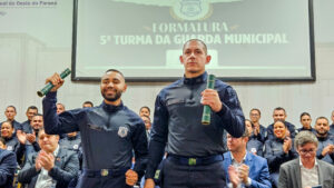 Novos guardas municipais de Foz do Iguaçu durante formatura