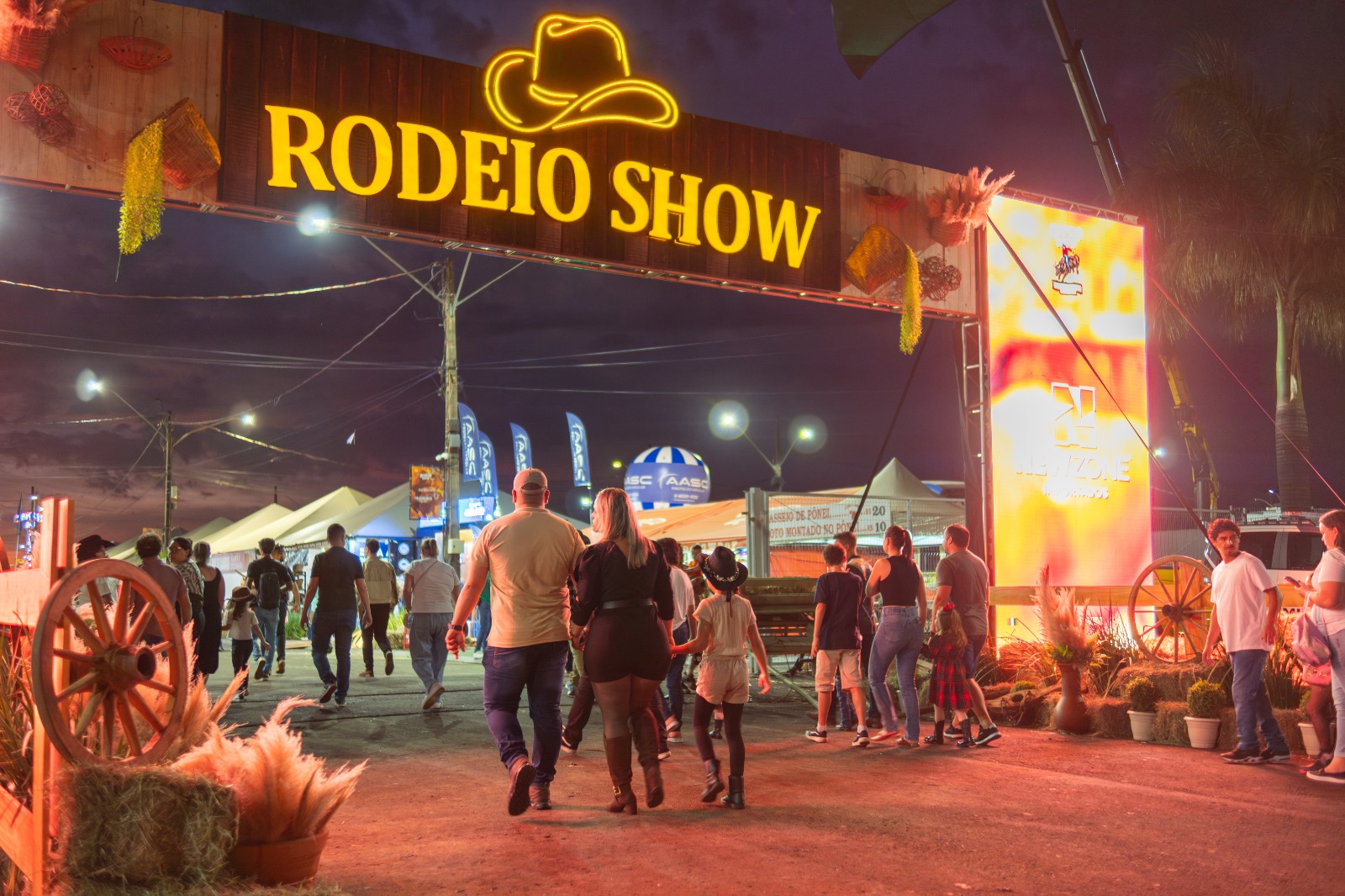 Rodeio Show de Santa Terezinha de Itaipu reúne 15 mil pessoas na abertura 2 Rodeio Show de Santa Terezinha de Itaipu