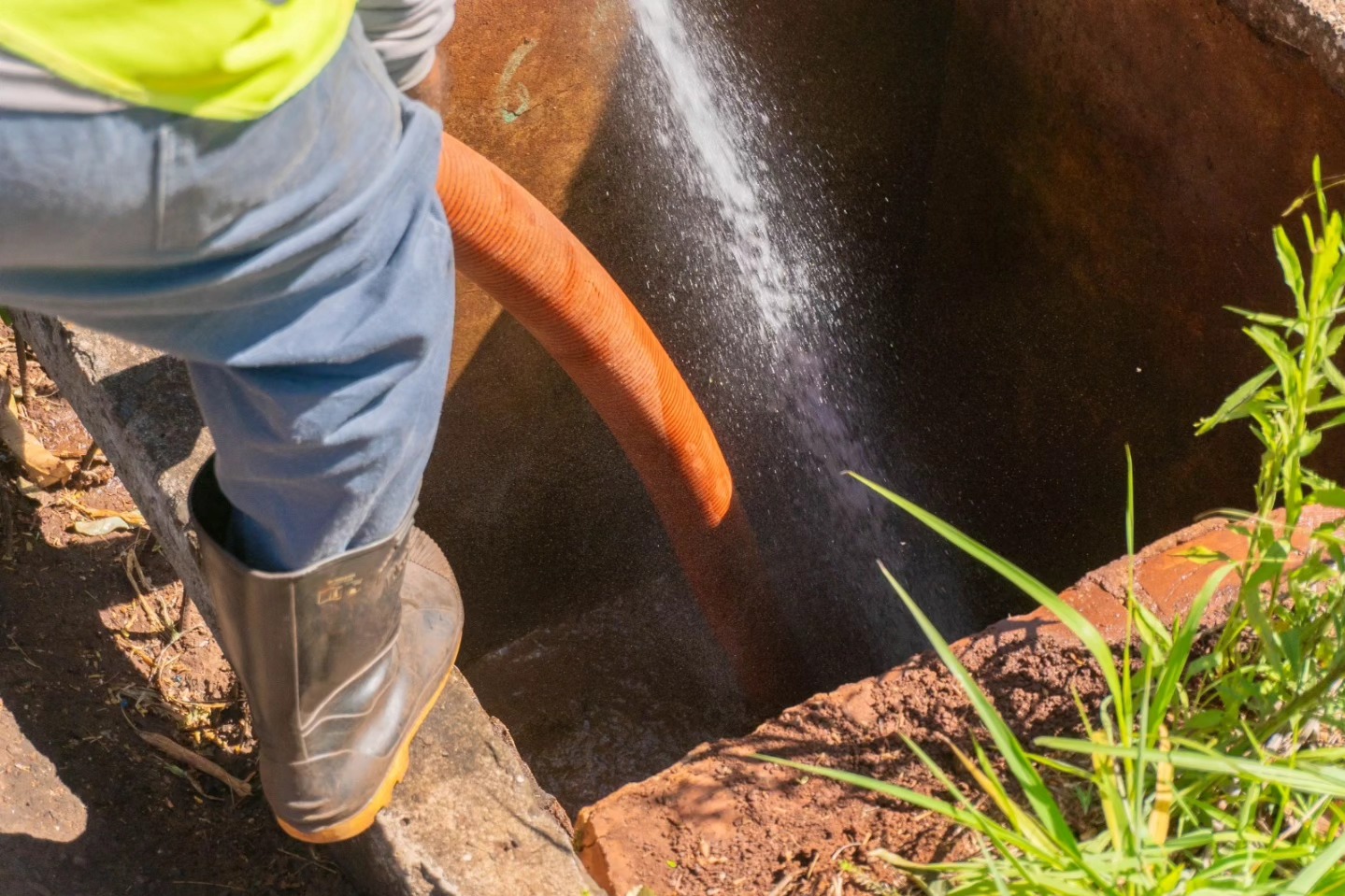 Santa Terezinha utiliza caminhão de hidrojato na limpeza das bocas de lobo 8 578269399 1244998077660338 5757892266064007348 n
