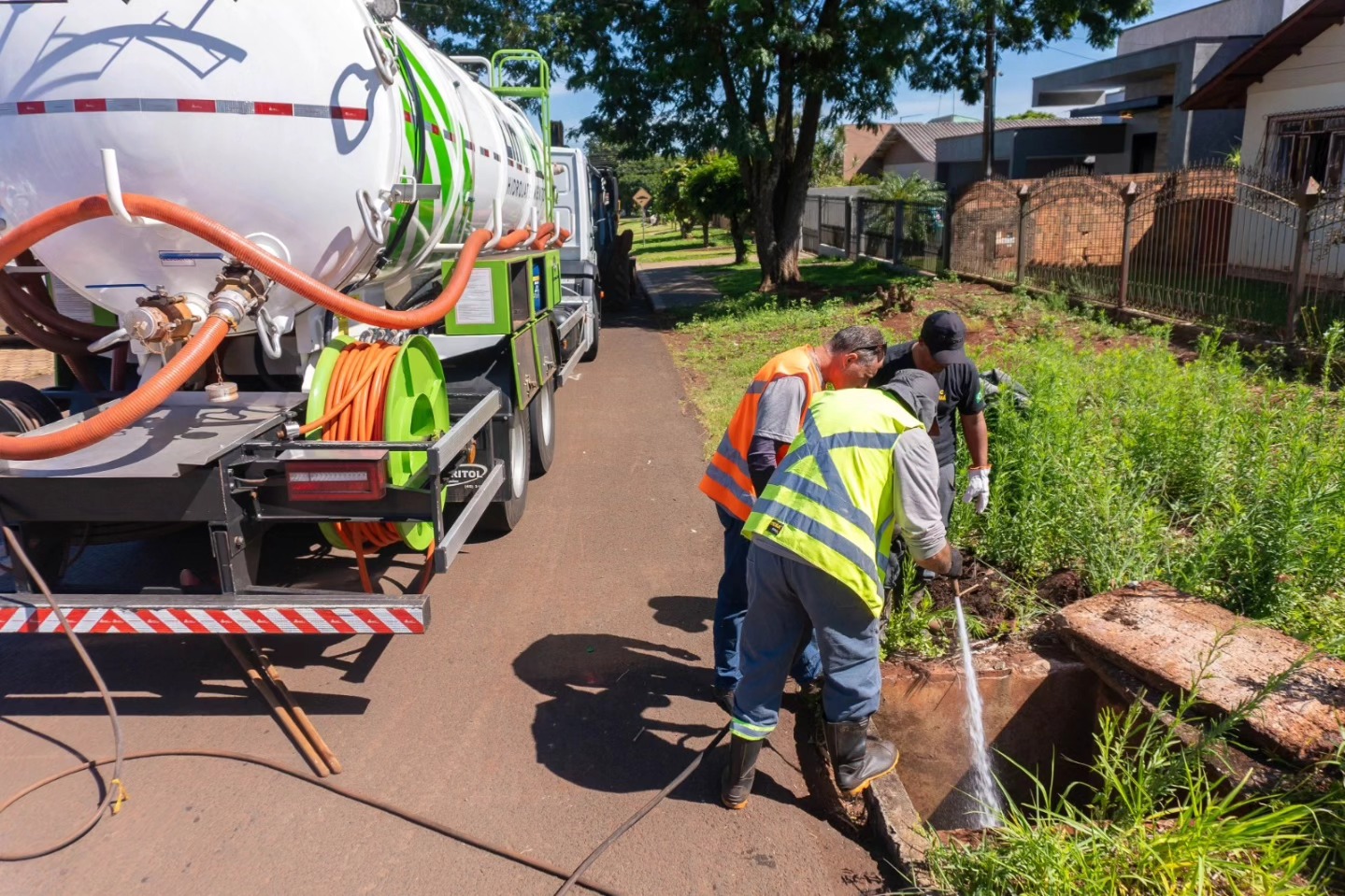 Santa Terezinha utiliza caminhão de hidrojato na limpeza das bocas de lobo 7 580676248 1244998087660337 8141724788934401399 n