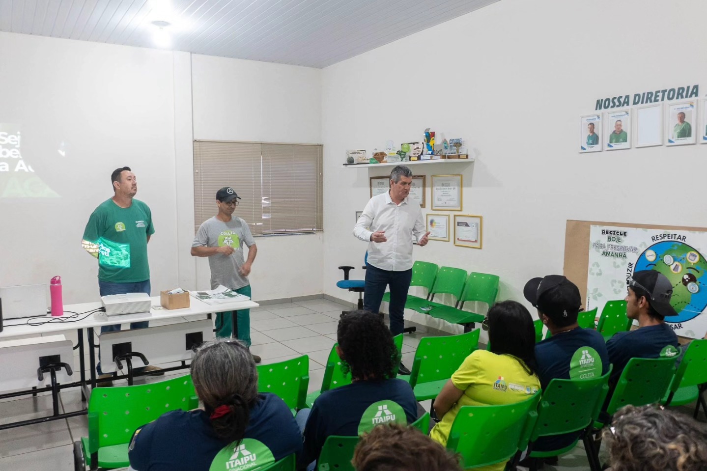Equipe de recicladores em visita