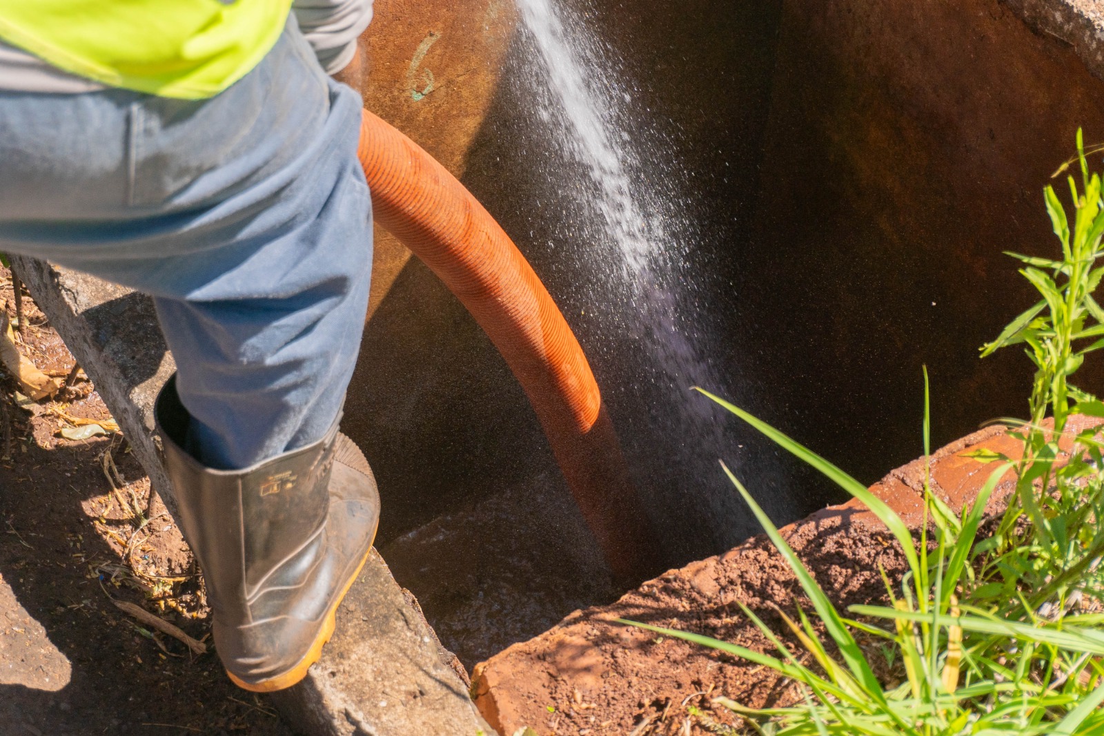 Santa Terezinha utiliza caminhão de hidrojato na limpeza das bocas de lobo 5 hidrojato limpando rede pluvial