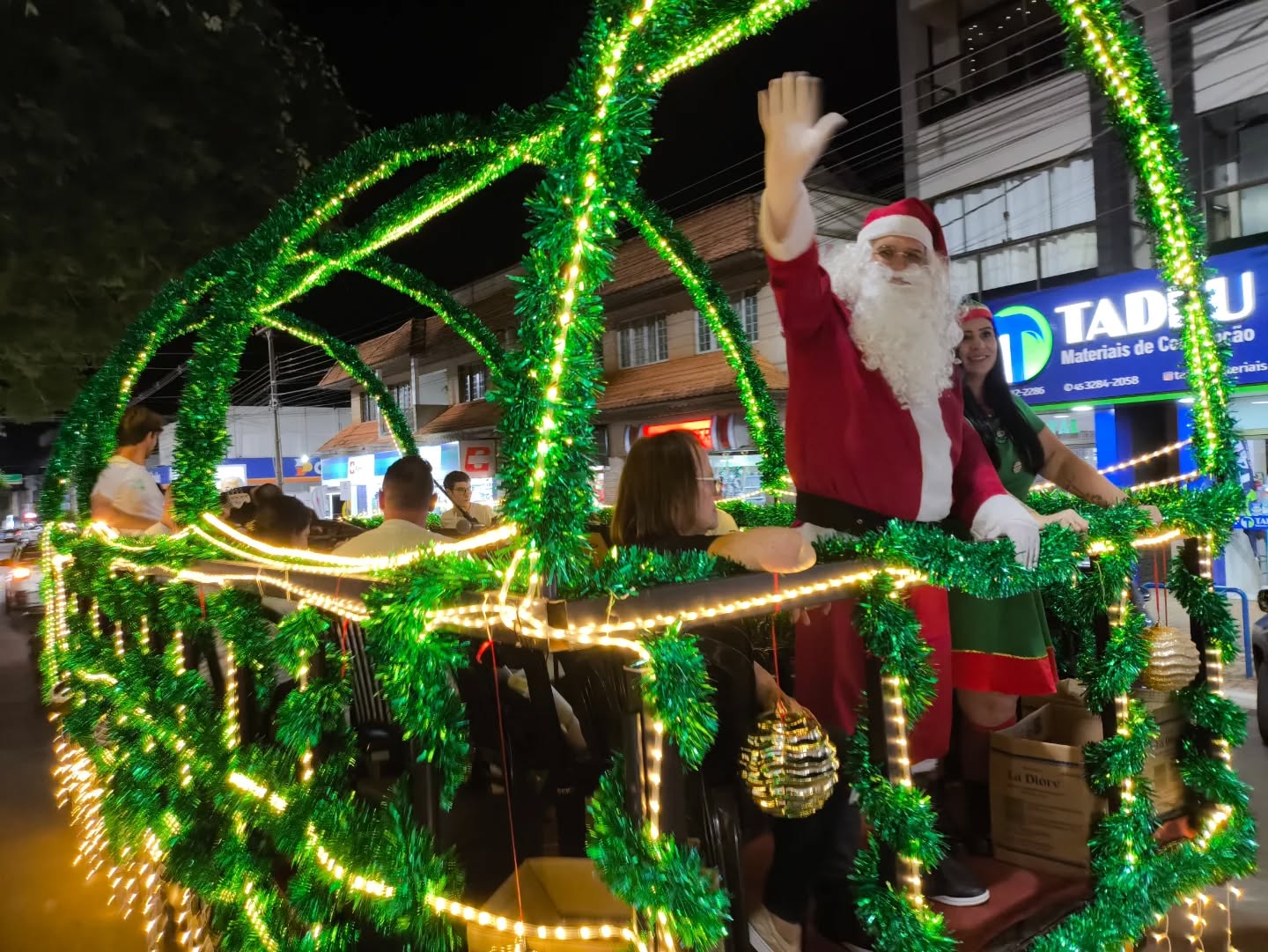 Carretão do Natal encerra desfile em Marechal Rondon