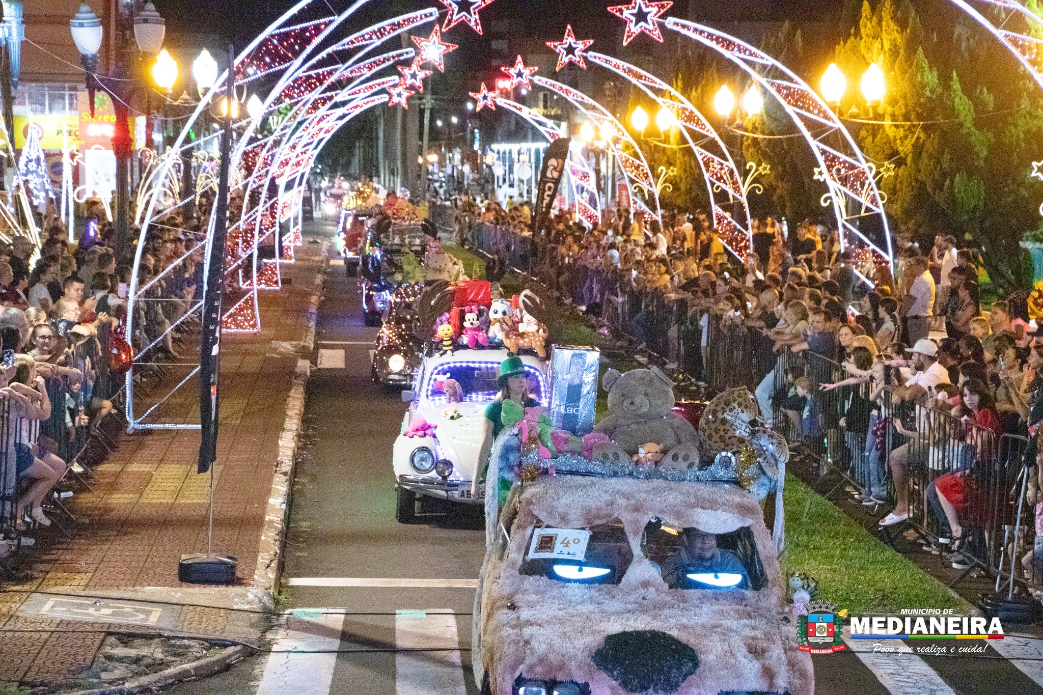 Parada de Natal de Medianeira encanta público na Avenida Brasília