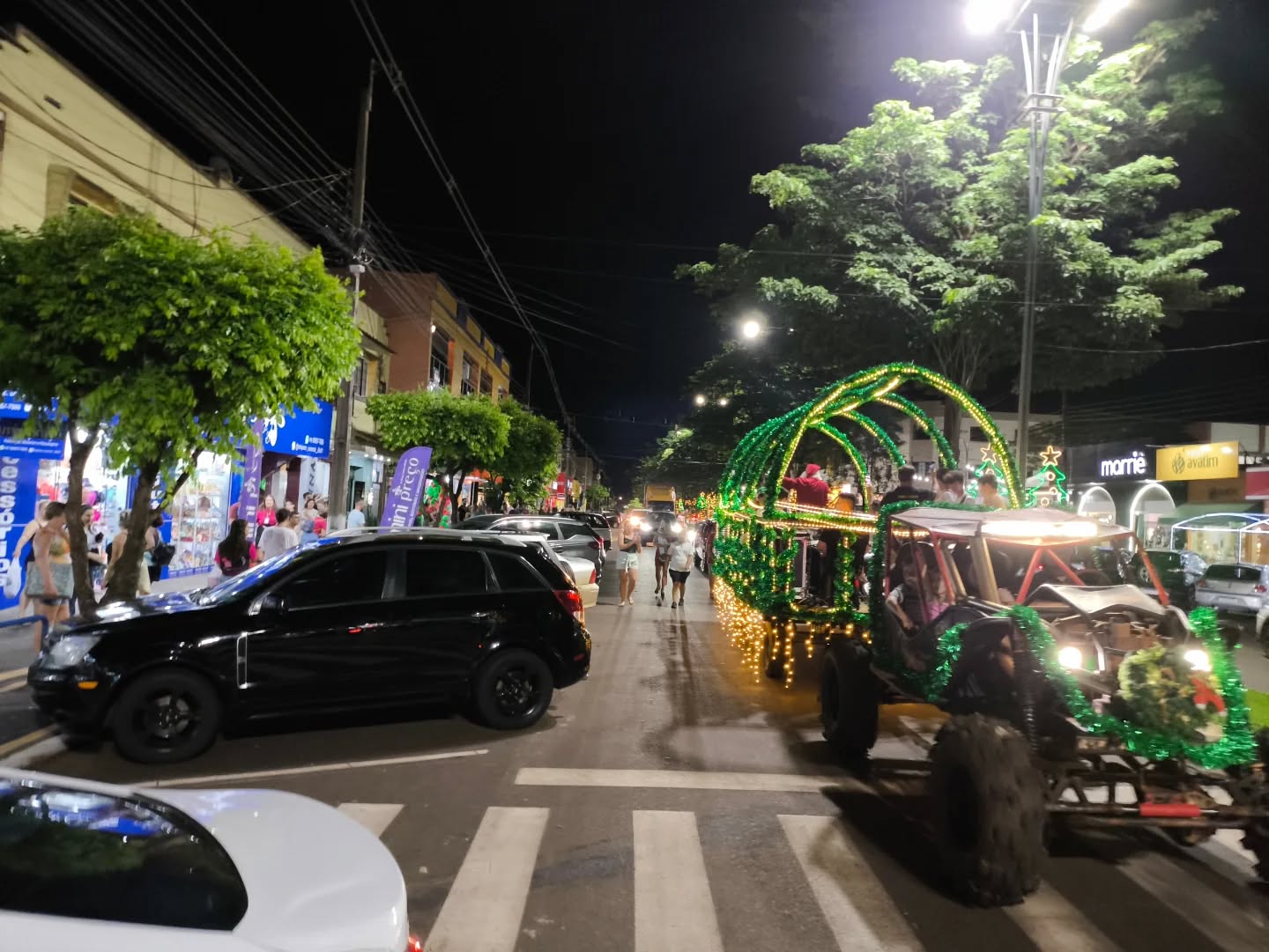 Desfile do Carretão do Natal no centro de Marechal Cândido Rondon