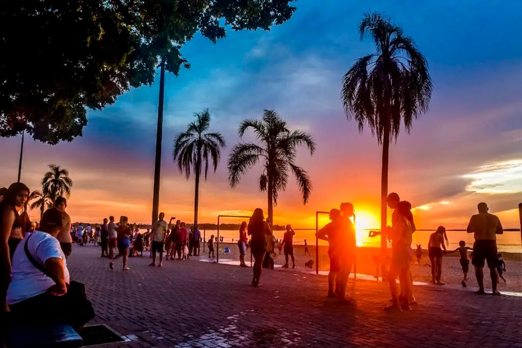 Temporada de verão no Lago de Itaipu