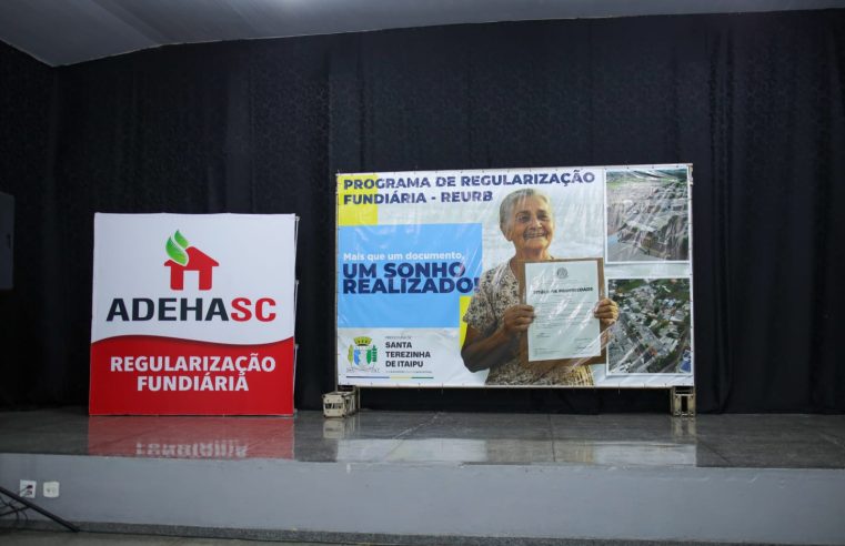 Regularização fundiária entrega 48 títulos em Santa Terezinha