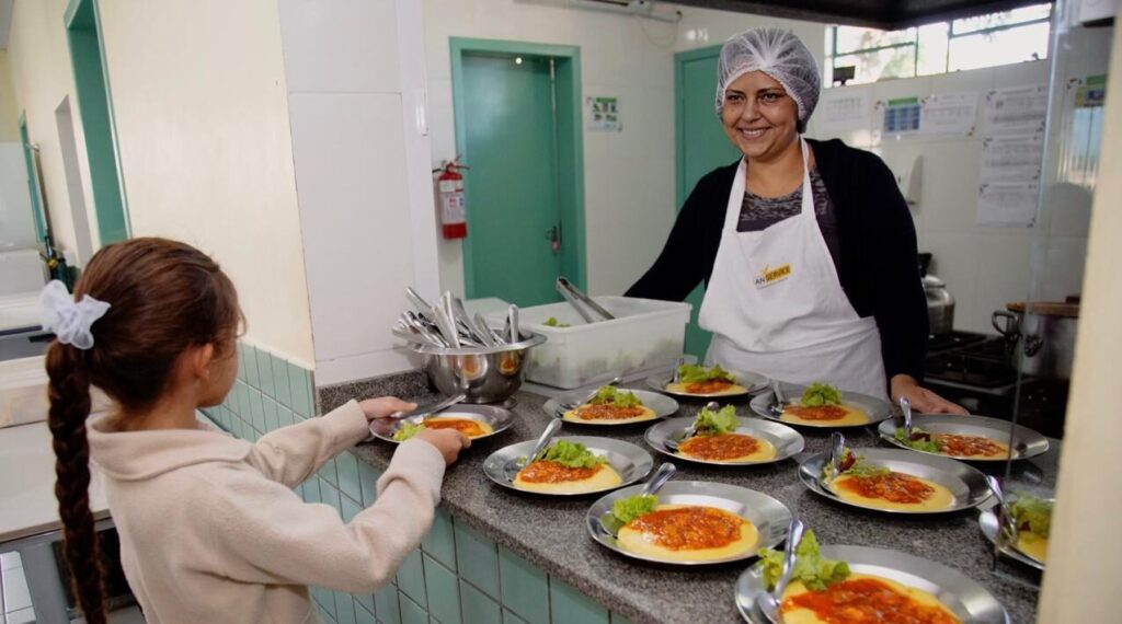 Valorização salarial das merendeiras em Foz do Iguaçu avança