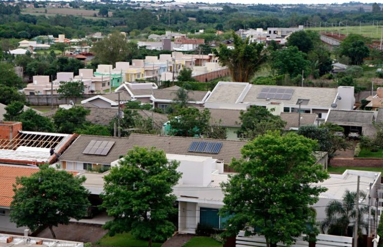 Projeto aprovado na Câmara impulsiona uso de energia solar em Foz do Iguaçu — Câmara Municipal de Foz do Iguaçu