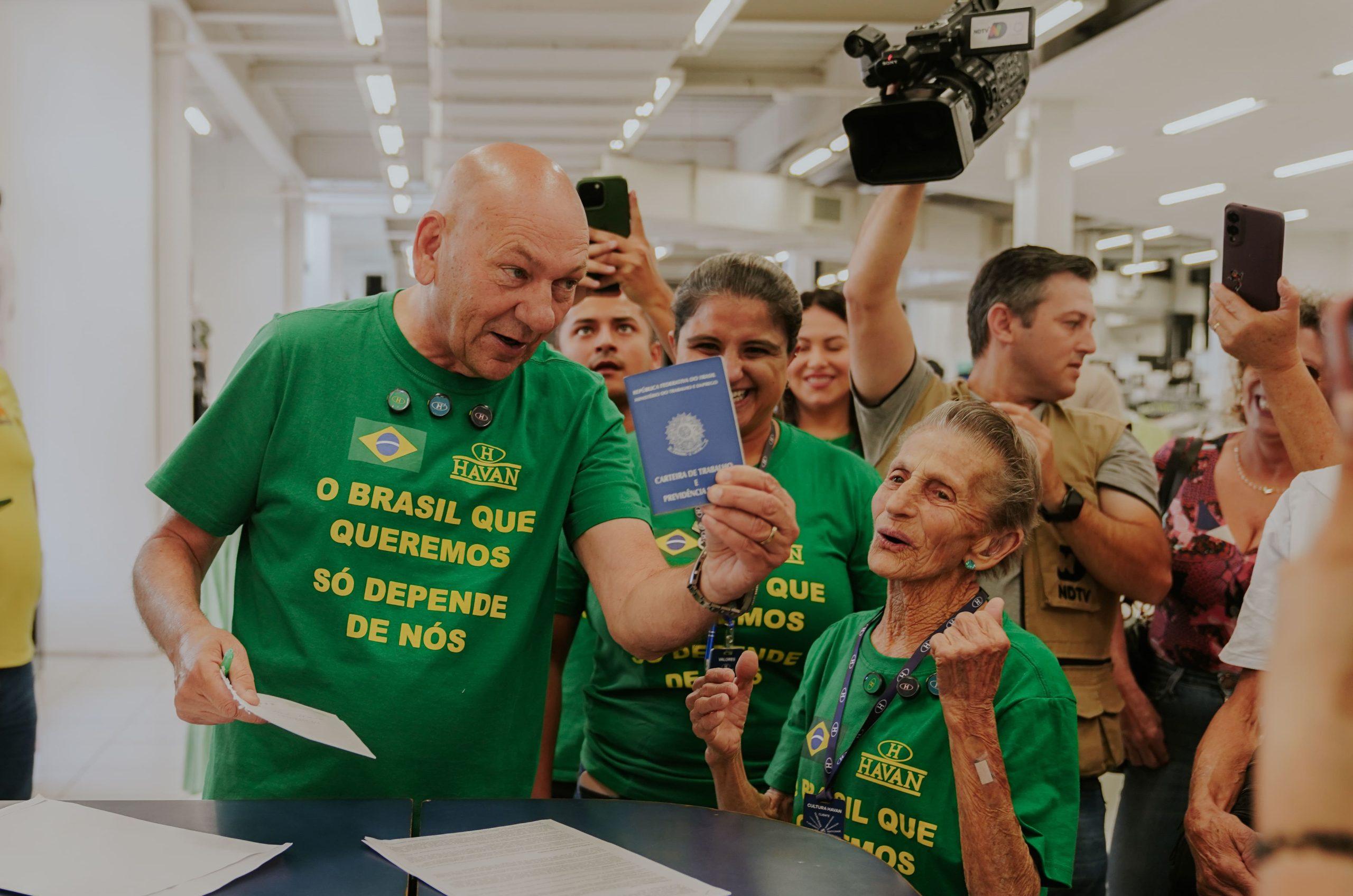 Luciano Hang Contrata Idosa de 91 Anos: Veja a História Emocionante