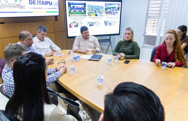 Prefeito de Santa Terezinha recebe 35 médicos para a rede municipal