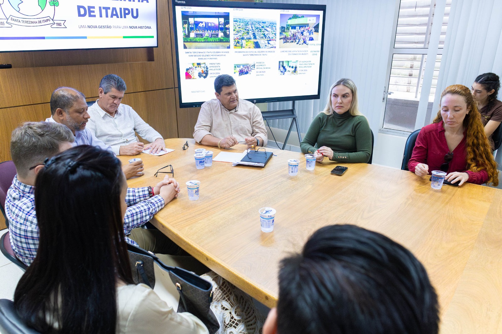 Prefeito de Santa Terezinha recebe 35 médicos para a rede municipal