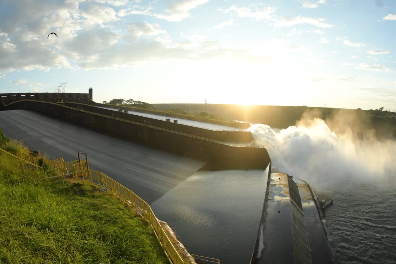 Abertura vertedouro Itaipu 2026: saiba por que ocorreu hoje