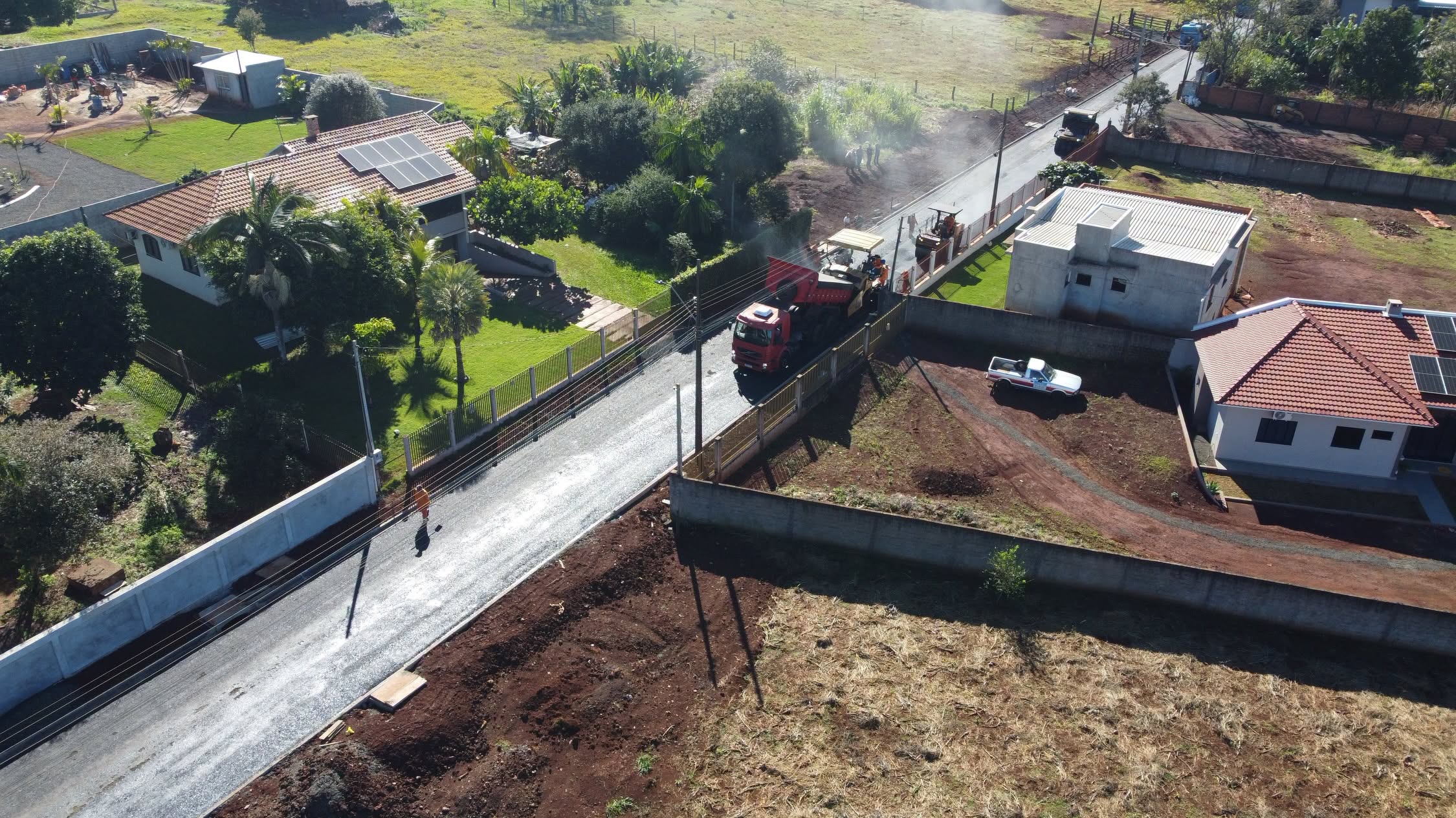 STI inicia asfalto na Rua Alcides Taparello no bairro BNH 6 745084465 1417183757101200 9016234694607463355 n