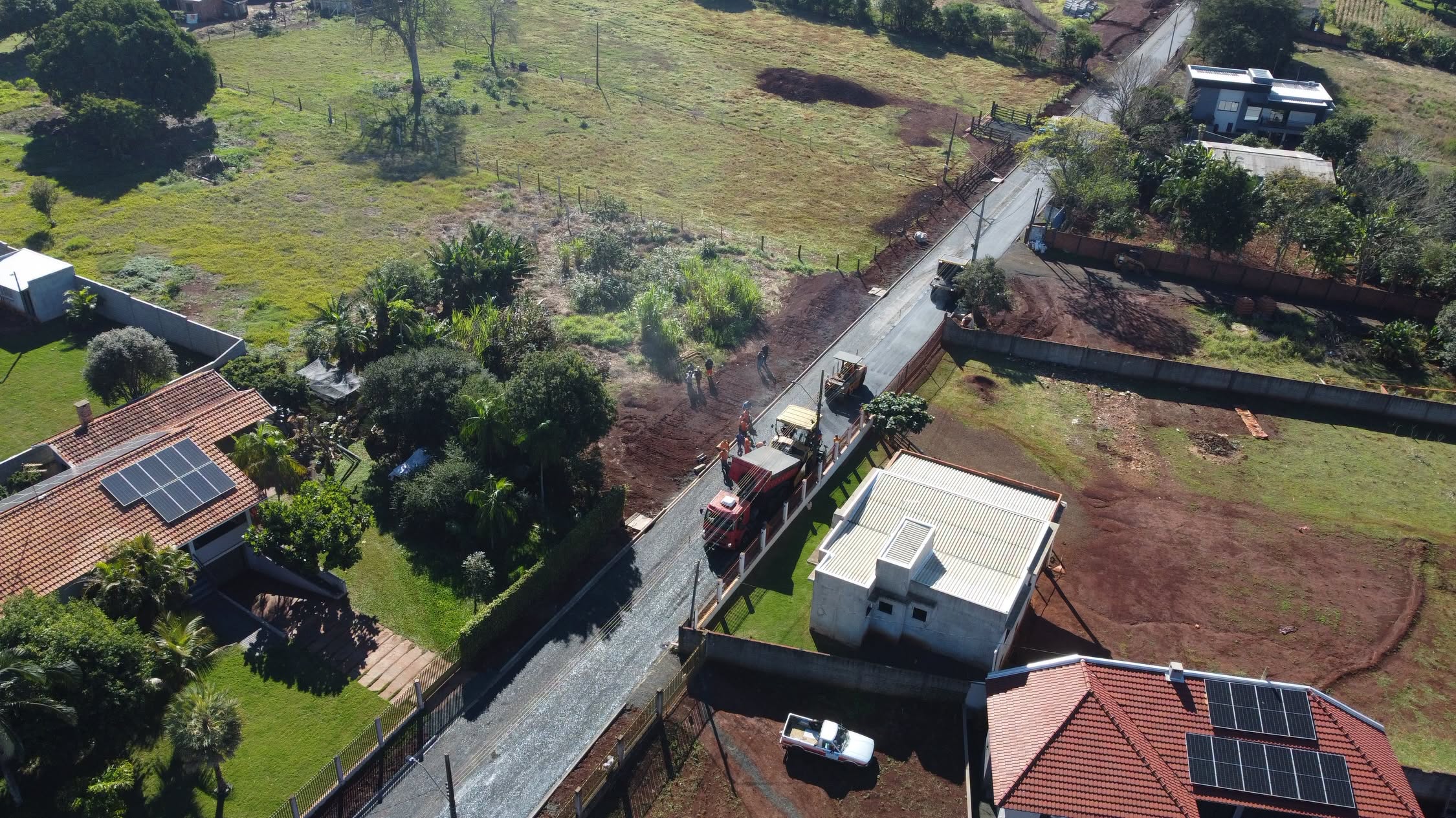 STI inicia asfalto na Rua Alcides Taparello no bairro BNH