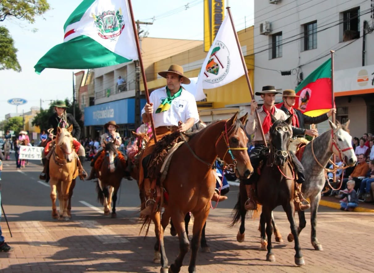 Desfile Alegórico dos 66 anos de Marechal Rondon reúne 1,5 mil
