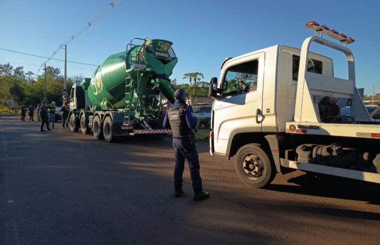 Foztrans fiscaliza caminhões na Av. República Argentina