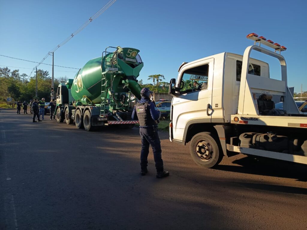 Foztrans fiscaliza caminhões na Av. República Argentina
