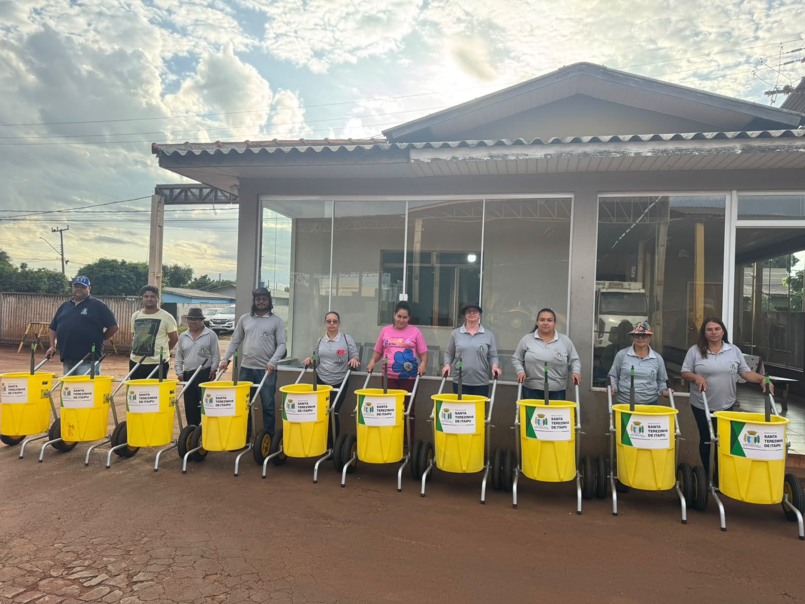 Garis de Santa Terezinha recebem 10 carrinhos novos 3 Garis de Santa Terezinha recebem 10 carrinhos novos