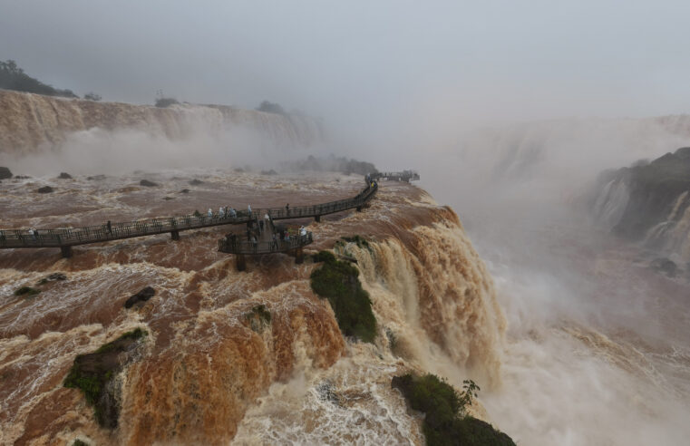 Passarela das Cataratas reabre após vazão alta nesta sexta