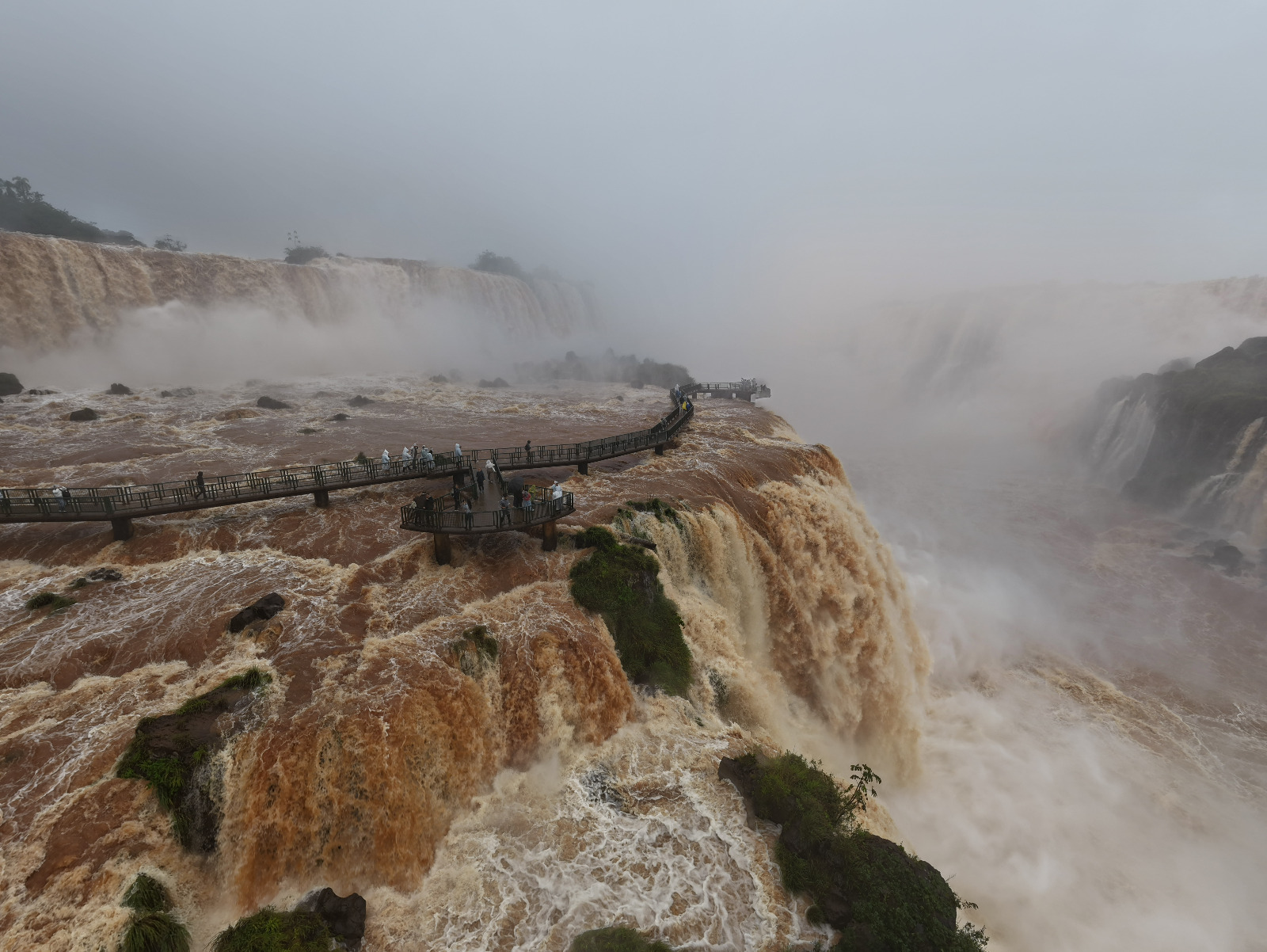 Passarela das Cataratas reabre após vazão alta nesta sexta