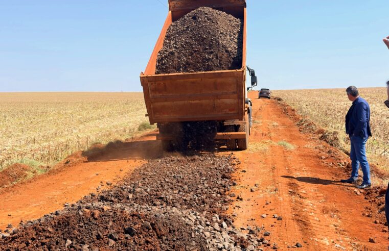 Cascalhamento melhora estradas rurais de Santa Terezinha de Itaipu
