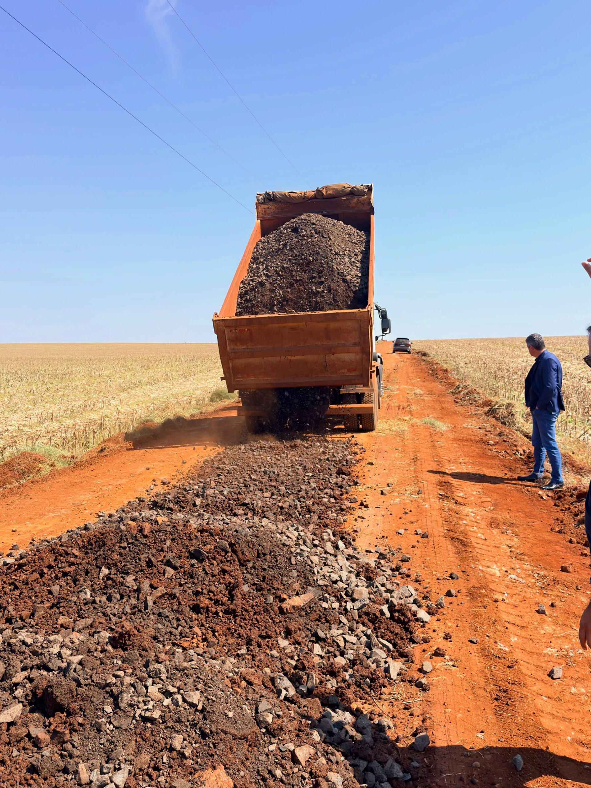 Cascalhamento melhora estradas rurais de Santa Terezinha de Itaipu