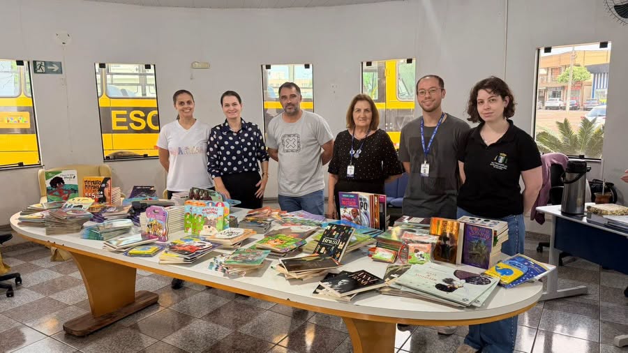 PROVOPAR doa 1.300 livros para Santa Terezinha de Itaipu